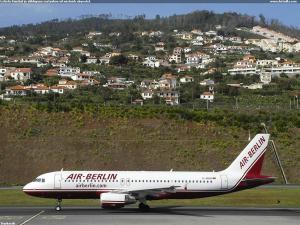 Letiště Funchal je obklopeno zástavbou vil místních obyvatel.