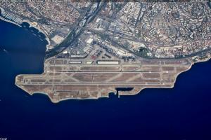 Pohled na letiště Nice (LFMN), let Malaga - Praha, SkyEurope OM-NGM