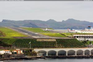 Funchal/Madeira - B738 Primera Air (JetX) na finale