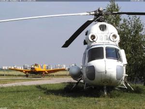Čmelák pod "dáždnikom" Mi - 2  &  Letisko LZNZ