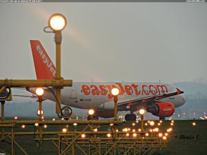 EasyJet, Line-up on runway 25 and wait !