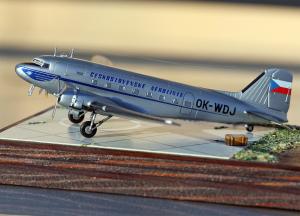 Vianocná DC-3 1:144 RODEN