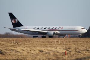 Cargo Jet a jeho 767 - veľmi z diaľky - skorej ilustračná